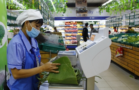 Một loạt các siêu thị đều bắt đầu áp dụng hình thức gói hàng thân thiện bằng lá chuối. Ảnh chụp tại Co.opmart Vĩnh Long.Ảnh: THẢO LY