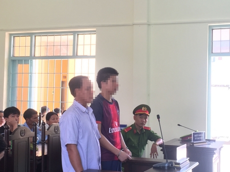 2 bị cáo Đậm và Minh tại phiên tòa sơ thẩm sáng 12/6/2019.