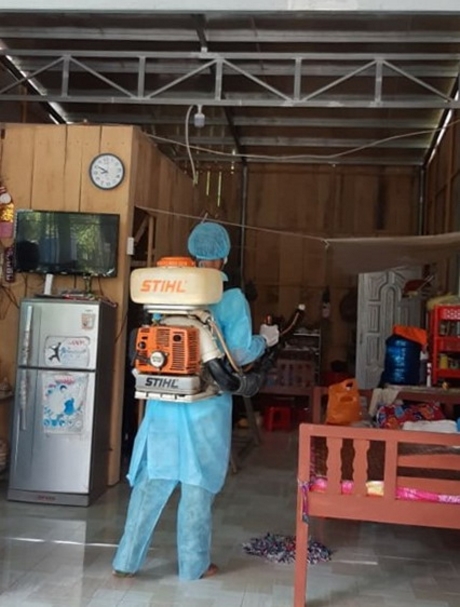 Cán bộ y tế huyện Trà Ôn phun hóa chất diệt lăng quăng phòng ngừa bệnh sốt xuất huyết tại xã Hòa Bình.