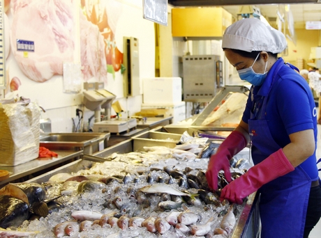 Các mặt hàng cá, hải sản được ưa chuộng hơn.