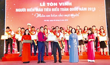 Anh Hồ Hoàng Minh (giữa) tại lễ tôn vinh người hiến máu tiêu biểu năm 2019.