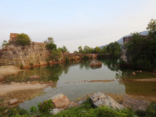 Hồ Tà Pạ thuộc xã Núi Tô (huyện Tri Tôn, tỉnh An Giang). Hồ này nổi tiếng vì nằm trên đỉnh đồi Tà Pạ có nước trong xanh có thể nhìn xuống tận đáy.
