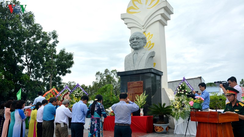 Bia tưởng niệm cố Thủ tướng Võ Văn Kiệt được xây dựng ở đầu tuyến kênh T5. Hàng năm cứ vào ngày mất của Thủ tướng, người dân vùng Tứ giác Long Xuyên lại về đây dâng hương tưởng nhớ công lao to lớn của ông.