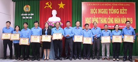 LĐLĐ tỉnh khen thưởng cho các tập thể xuất sắc trong hoạt động Tháng công nhân