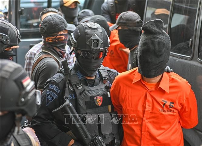 Cảnh sát bắt giữ các nghi can khủng bố tại Jakarta, Indonesia ngày 17/5/2019. Ảnh: AFP/TTXVN