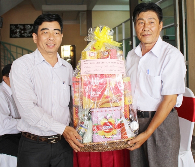 Ông Phạm Minh Hoàng- Phó Bí thư Thường trực Thị ủy Bình Minh (trái) cùng đoàn đến thăm hỏi và tặng quà Ban Đại diện Phật giáo Hòa Hảo tỉnh.