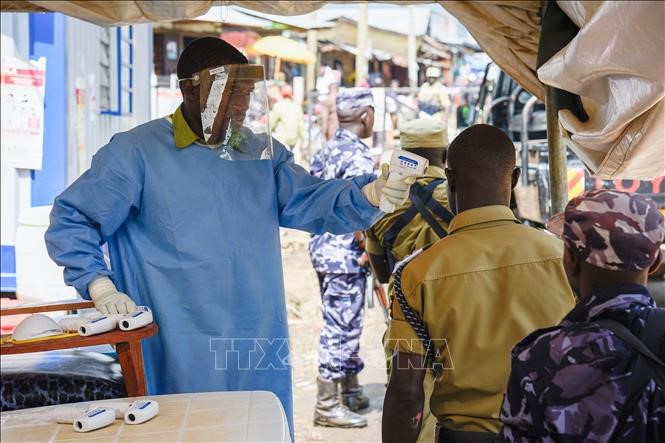 Nhân viên y tế làm việc tại một chốt kiểm soát dịch bệnh ebola tại Mpondwe, gần biên giới giữa Uganda và CHDC Congo ngày 12/6. Ảnh: AFP/TTXVN