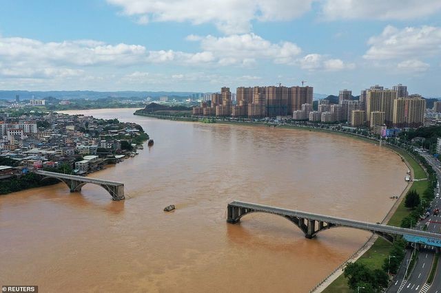 Cầu Trung Quốc bị mất một đoạn dài 120m (Ảnh: Reuters)