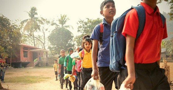 Thay vì đóng học phí, học sinh ở Trường Akshar, bang Assam, Ấn Độ, đem rác nhựa từ nhà tới trường.