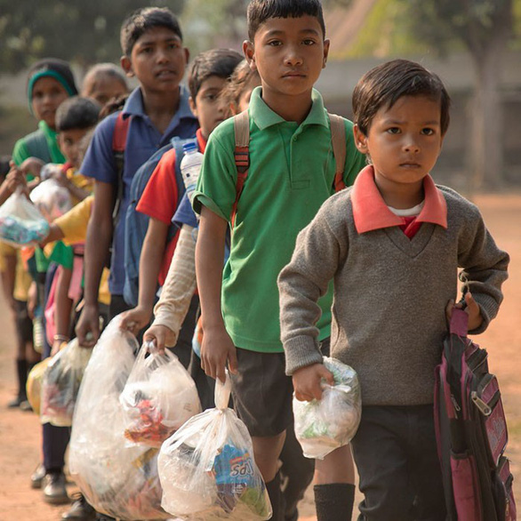 Mỗi tuần, các em chỉ cần mang khoảng 25 mẩu rác nhựa tới trường là đủ 