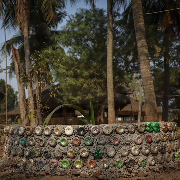 Bồn cây này được xây từ khoảng vỏ 200 chai nhựa và 4.000 túi nhựa (khoảng một nửa không thể tái chế).