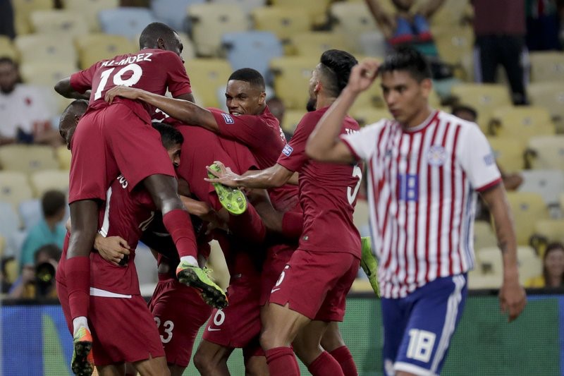 Các cầu thủ Qatar ăn mừng sau khi ghi bàn vào lưới Paraguay. (Ảnh: Getty). 