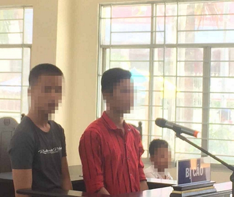 Bị cáo Nguyễn Tuấn Vũ và Nguyễn Trương Trung Tín tại phiên tòa xét xử sơ thẩm.