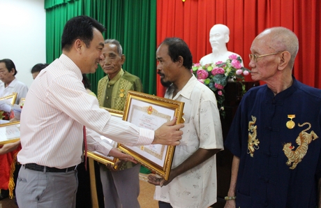 Phó Chủ tịch UBND tỉnh- Lữ Quang Ngời trao bằng công nhận danh hiệu vinh dự Nhà nước “Nghệ nhân ưu tú” cho các nghệ nhân.