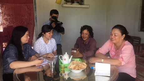 Các nhà báo nữ trong chuyến công tác thăm hộ gia đình đồng bào Khmer.