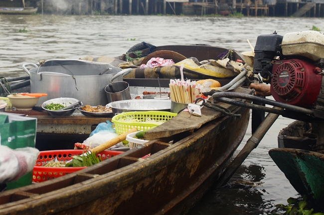 Chợ nổi còn phục vụ ăn sáng ngay trên ghe thuyền với giá cả rất bình dân cho chính 