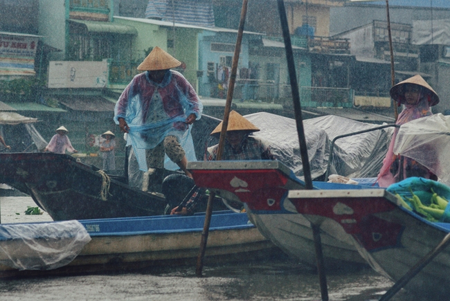Dù mưa hay nắng, chợ vẫn luôn nhộp nhịp ghe thuyền giao thương. Đây là chợ nổi hiếm hoi còn lại của đồng bằng sông Cửu Long, là chợ nổi 