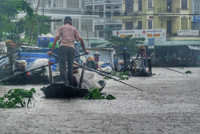 Dù mưa hay nắng, chợ vẫn luôn nhộp nhịp ghe thuyền giao thương. Đây là chợ nổi hiếm hoi còn lại của đồng bằng sông Cửu Long, là chợ nổi 