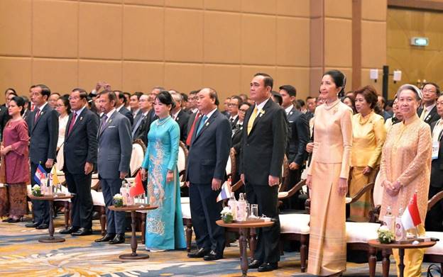 Thủ tướng Nguyễn Xuân Phúc, Phu nhân và các nhà Lãnh đạo ASEAN tại phiên khai mạc. (Nguồn: TTXVN)