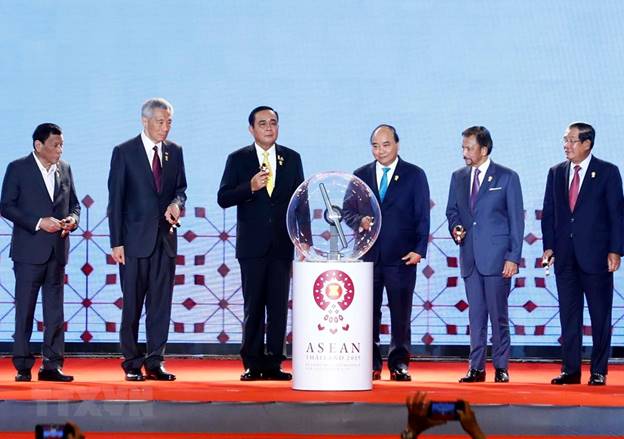  Thủ tướng Nguyễn Xuân Phúc và các Nhà lãnh đạo ASEAN thực hiện nghi thức khai trương Kho vệ tinh ASEAN trong chương trình hậu cần ASEAN về thiên tai khẩn cấp. (Ảnh: Thống Nhất/TTXVN)