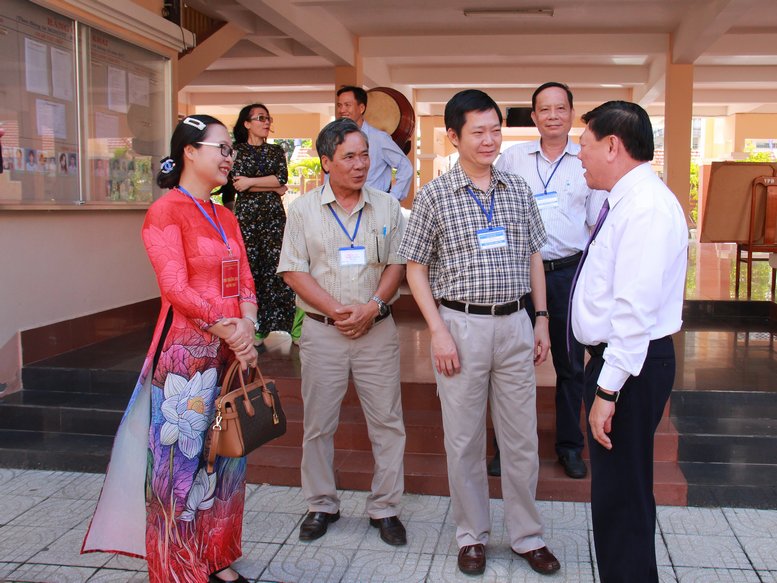  Lãnh đạo tỉnh Vĩnh Long tổ chức 16 đoàn đến thăm các điểm thi trong tỉnh. Bí thư Tỉnh ủy Vĩnh Long- Trần Văn Rón (bìa trái) trực tiếp thăm các điểm thi.