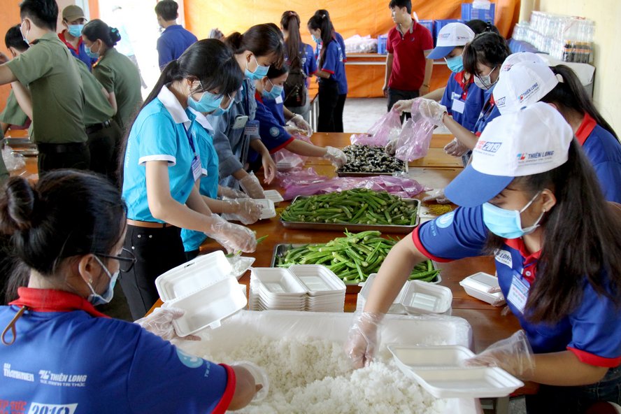 Điểm nấu ăn Trường ĐH Xây dựng Miền Tây và tại Chùa Long Khánh (Phường 5- TP Vĩnh Long) nấu trên 2.000 suất ăn trưa cho các thí sinh tại TP Vĩnh Long.
