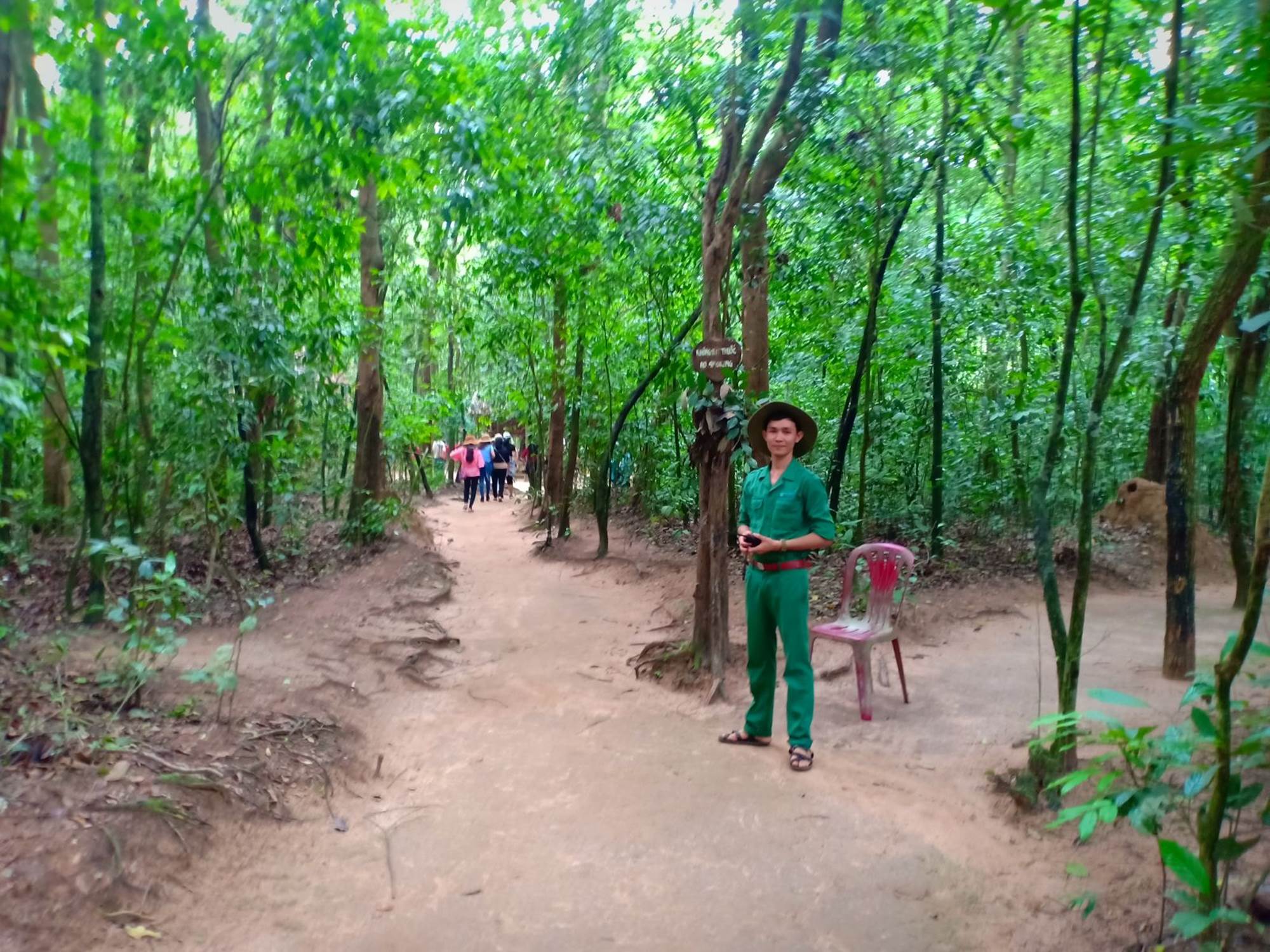 Bên trong cổng là khu rừng xanh mát, có các hướng dẫn viên thường trực trong trang phục bộ đội hướng dẫn du khách tham quan.
