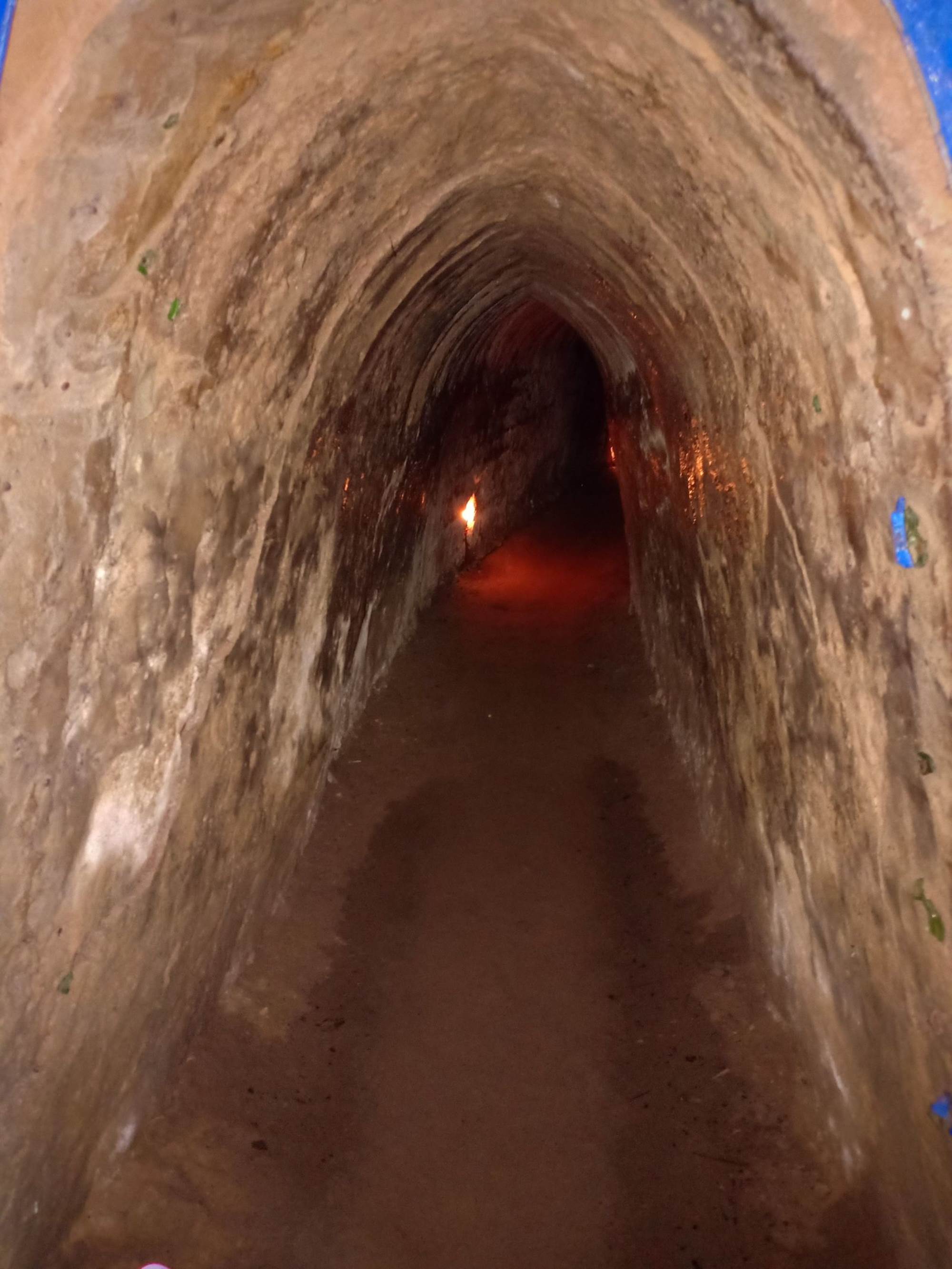 Địa đạo Củ Chi dài hơn 200km nhưng hiện chỉ một số ít được mở cho du khách tham quan, với đường hầm mở rộng để dễ dàng đi lại và đèn cũng được thắp sáng.