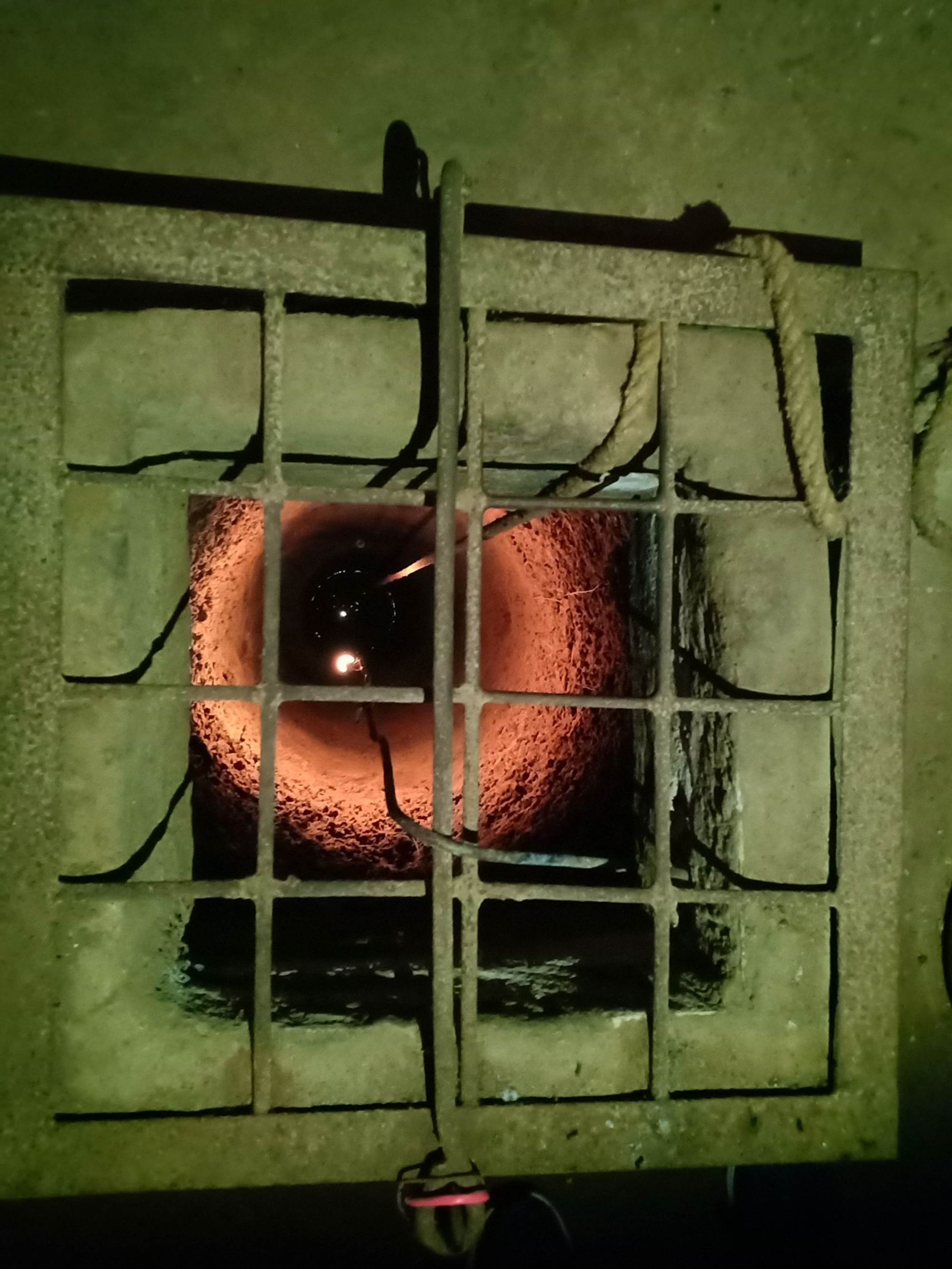 Trong hầm có giếng nước sạch, phục vụ việc ăn uống sinh hoạt của chiến sĩ.