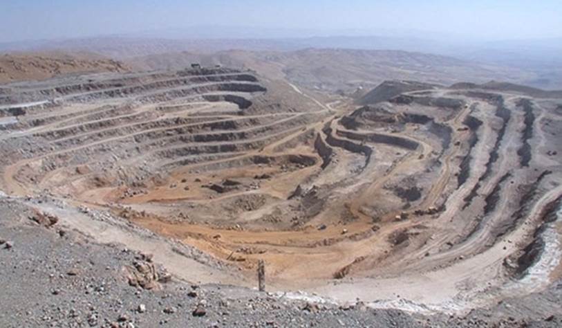 Ông Behrouz Borna (phó giám đốc cơ quan khảo sát địa chất Iran) cho biết trữ lượng vàng của Iran ước tính 340 tấn. Iran đứng thứ 12 châu Á và thứ 42 thế giới về trữ lượng vàng.