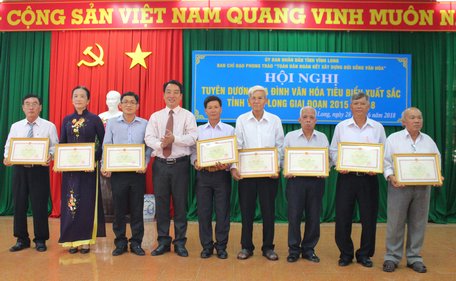  Con trai chú Dương Ngọc Đa (thứ 3 từ trái sang) nhận bằng khen của UBND tỉnh tuyên dương gia đình văn hóa tiêu biểu xuất sắc tỉnh Vĩnh Long giai đoạn 2015- 2018.