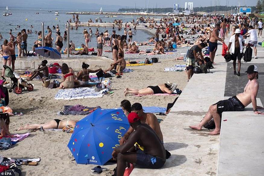 Nắng nóng khiến nhiều người ở Geneva, Thụy Sĩ chọn những bãi biển để nghỉ ngơi. Ảnh: EPA