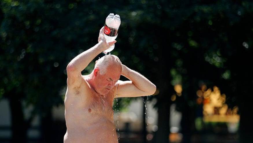 Các nhà khoa học cho biết, số liệu cho thấy những đợt nắng nóng như thế này sẽ xảy ra ngày càng thường xuyên hơn ở châu Âu. Ảnh: AP