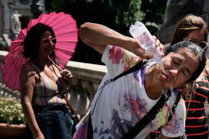Một du khách dội nước lên mặt để giảm bớt phần nào nắng nóng gay gắt ở Rome ngày 24/6/2019. Ảnh: AFP