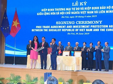 Hiệp định EVFTA và EVIPA chính thức được ký kết tại Hà Nội. (Ảnh: Đức Duy/Vietnam+)
