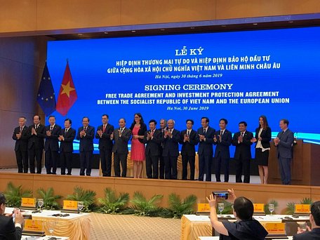 Thủ tướng Nguyễn Xuân Phúc chụp ảnh cùng các đại biểu và đối tác EU tại lễ ký kết hai hiệp định EVFTA và EVIPA. (Ảnh: Đức Duy/Vietnam+)