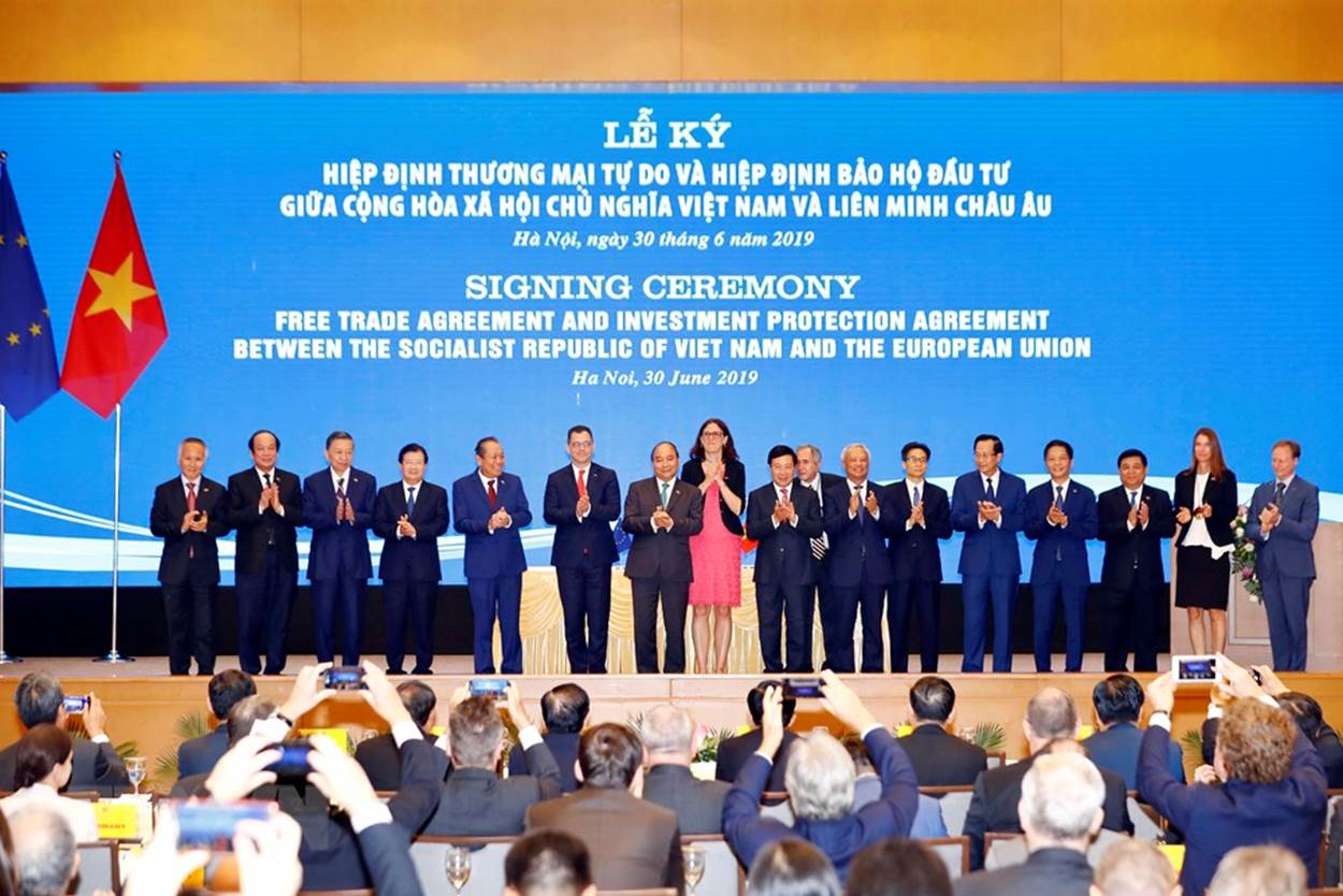  Thủ tướng Nguyễn Xuân Phúc và các đại biểu chụp ảnh chung. (Ảnh: Thống Nhất/TTXVN)