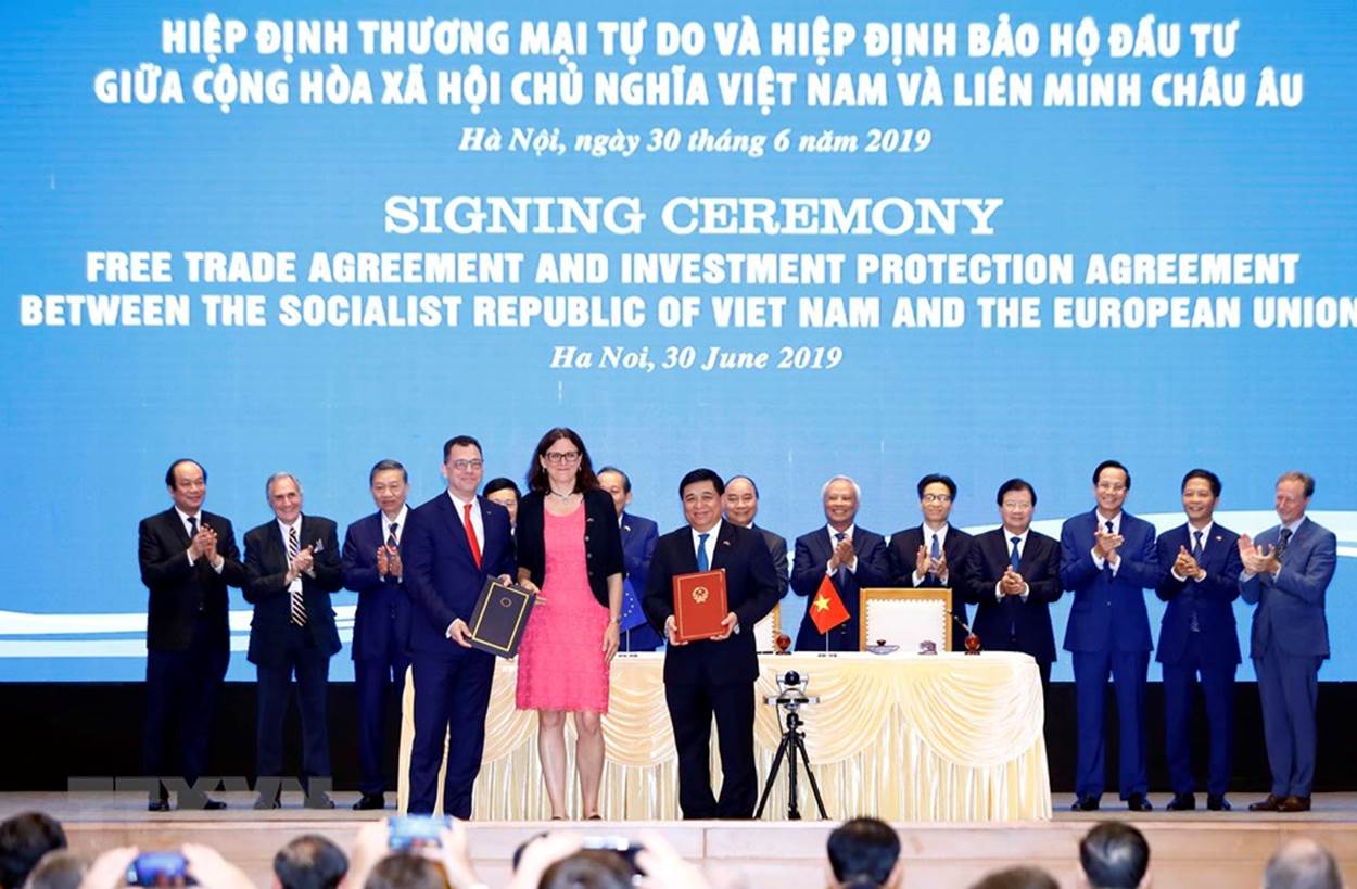  Thủ tướng Nguyễn Xuân Phúc chứng kiến Lễ ký Hiệp định Bảo hộ Đầu tư Việt Nam (EVIPA) giữa Việt Nam và Liên minh Châu Âu. (Ảnh: Thống Nhất/TTXVN)