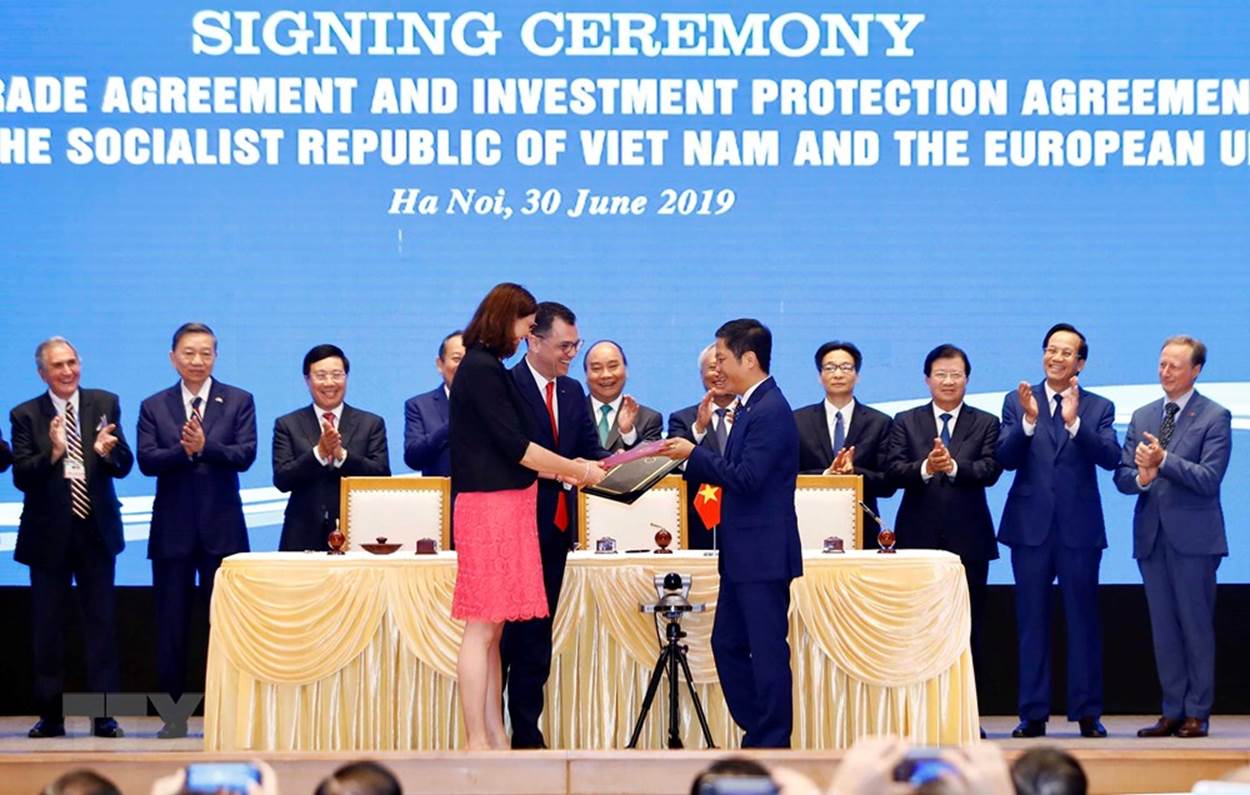  Thủ tướng Nguyễn Xuân Phúc chứng kiến Lễ ký Hiệp định Thương mại tự do (EVFTA). (Ảnh: Thống Nhất/TTXVN)