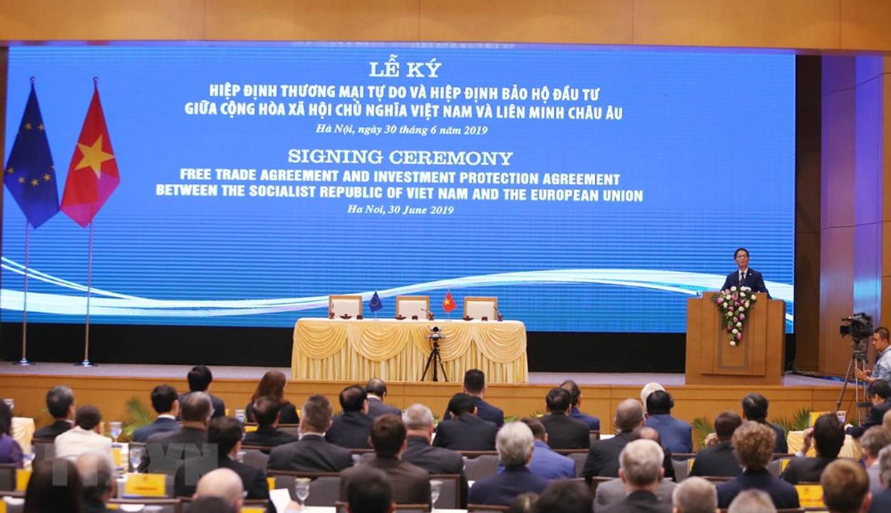  Quang cảnh Lễ ký Hiệp định Thương mại tự do (EVFTA) và Hiệp định Bảo hộ Đầu tư Việt Nam (EVIPA) giữa Việt Nam và Liên minh Châu Âu chiều 30/6 tại Hà Nội.   (Ảnh: Lâm Khánh/TTXVN)