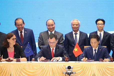 Thủ tướng Nguyễn Xuân Phúc chứng kiến ký Hiệp định Thương mại tự do giữa Việt Nam và Liên minh châu Âu. (Ảnh: Lâm Khánh/TTXVN)