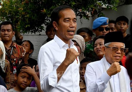 Tổng thống Indonesia Joko Widodo và ông Ma'ruf Amin thăm người dân tại Jakarta ngày 21/5/2019. Ảnh: AFP/TTXVN