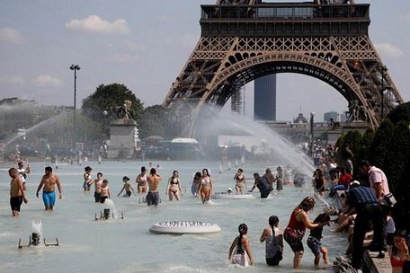 Nhiều người đến giải nhiệt tại đài phun nước Trocadero ở thủ đô Paris - Pháp Ảnh: REUTERS