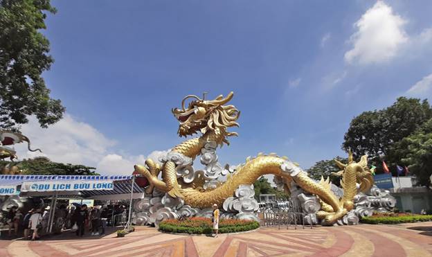 Tạo hình Rồng vàng trước cổng Khu du lịch đón chào du khách gần xa. Để đến nơi này, du khách chỉ di chuyển khoảng 7km từ trung tâm thành phố Biên Hòa.