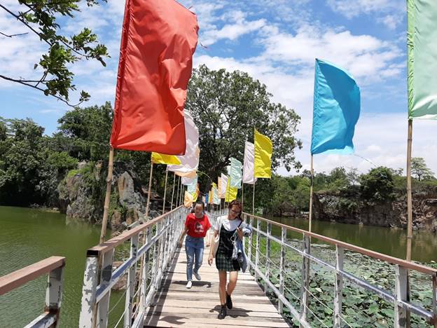 Những chiếc cầu dài được điểm tô cờ xí, nối liền bán đảo Long Sơn với phần còn lại của Khu du lịch giúp du khách có thể khám phá Bửu Long xuyên qua những con đường rợp bóng cây xanh.