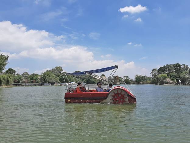 Để sang được Bán đảo Long Sơn Bửu Long, du khách có thể trải nghiệm phương tiện đi thuyền miễn phí, hoặc tự 