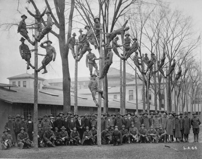 Bức ảnh năm 1918 chụp các kỹ sư điện trong quân đội.