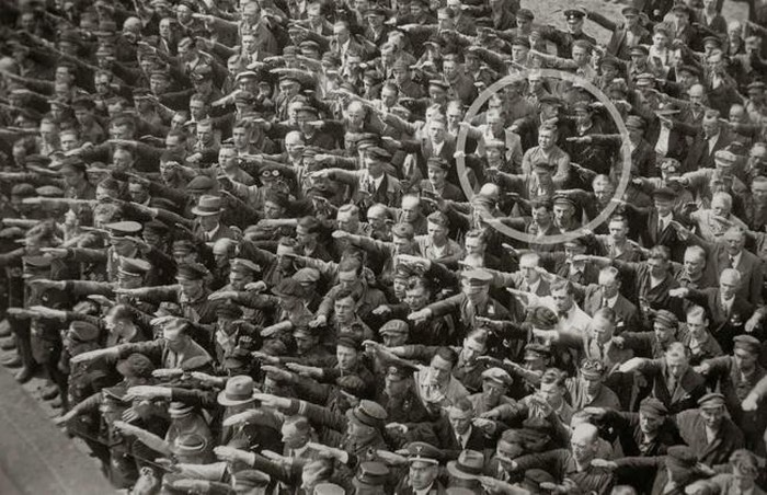 Một công nhân người Đức tên là August Landmesser, người mà có vợ là người Do Thái đã nhất quyết không chào Hitler khi trùm phát xít tới Hamburg năm 1936.