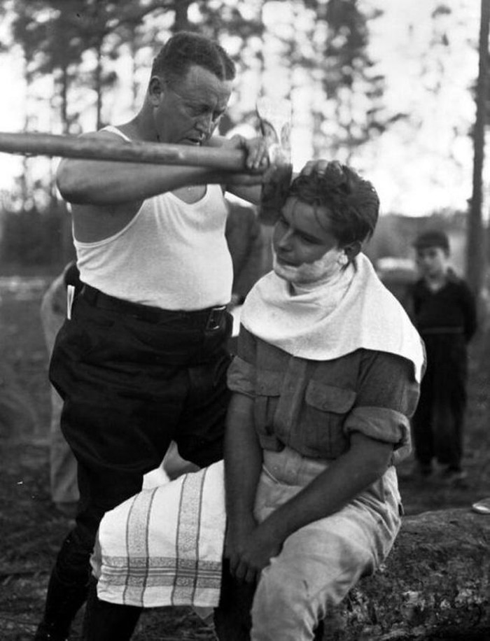 Cách những người đàn ông cạo râu vào năm 1940.