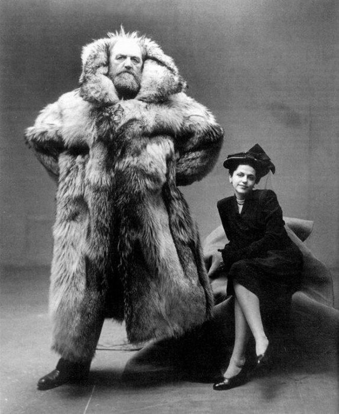 Nhà thám hiểm Bắc cực Peter Freuchen chụp ảnh cùng vợ năm 1947.